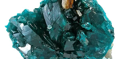 Dioptaz, Yunanca içinden geçen anlamına gelen “dio” ve görünür anlamına gelen “optos” kelimelerinden oluşur.
Dioptaz, yoğun zümrüt yeşili ile mavimsi yeşil rengiyle bilinen çarpıcı ve canlı bir mineraldir.
CuSiO₂(OH)₂ kimyasal formülüne sahip bir bakır siklosilikat mineralidir. Dioptaz, bakır yataklarının oksidasyon bölgelerinde sıklıkla diğer bakır mineralleriyle birlikte oluşur.
Dioptaz tamamen şu anla ilgilidir. İnsan enerji alanı üzerindeki dramatik etkisi ile bilinir. Güçlü titreşimi teşvik eder ve “şimdi”ye karşı olumlu bir tutumu teşvik eder.
Şu anda strese neden olan geçmiş deneyimlerinizle bağlantı kurmanıza, öz farkındalığınızı artırmanıza ve pişmanlık duymadan yanıt vermenize yardımcı olacaktır.
Dioptaz, kişinin keder, travma, depresyon, kaygı ve kendinden nefret etme gibi son derece hassas duygulardan vazgeçmesine yardımcı olabilecek canlı bir kalp tılsımıdır.
Bu özel mineral kişinin kalbini açığa çıkarır ve kişinin duygusal bedenini “sıfırlamaya” yardımcı olan rahatlatıcı yaşam gücü enerjisi dalgaları meydana getirir.
Bu taş her gün kişinin vücudunda hareketsiz kalmış olabilecek daha fazla gücü çekip çıkaracaktır. Bu güç eninde sonunda o kadar karşı konulmaz hale gelecektir ki doğal olarak kişinin kendine olan güvenini ve cesaret düzeyini yükseltecek, sizi harekete geçmeye ve değişiklik yapmaya zorlayacaktır.
Bu değişiklik, kötü bir alışkanlığı yaşam tarzınızdan çıkarmak veya arzu ettiğiniz yolda büyümenize yardımcı olacak yeni bir aktiviteye başlamak kadar küçük bir şey olabilir.