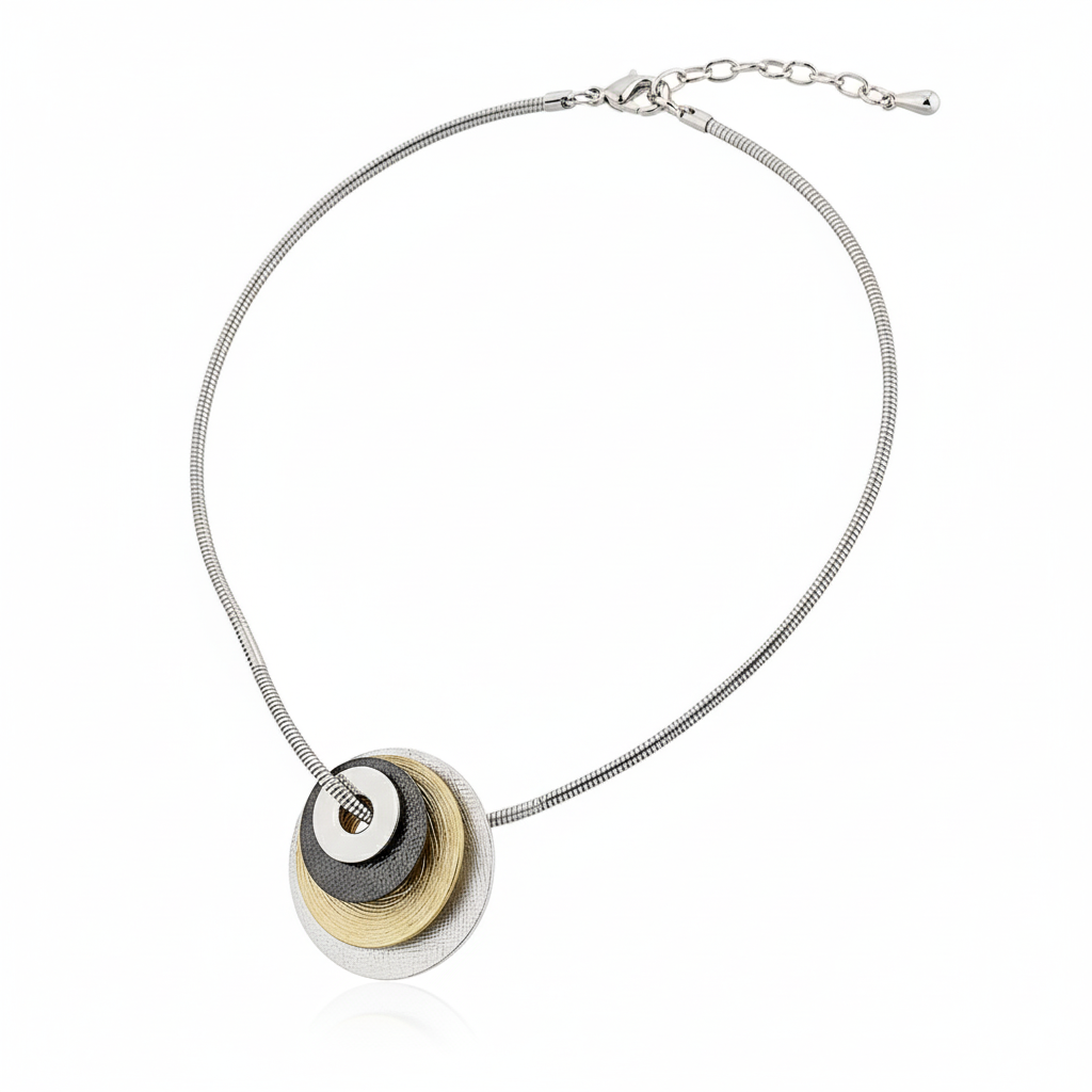 Colar choker com corrente de cobra prateada. O pendente é composto por quatro discos concêntricos