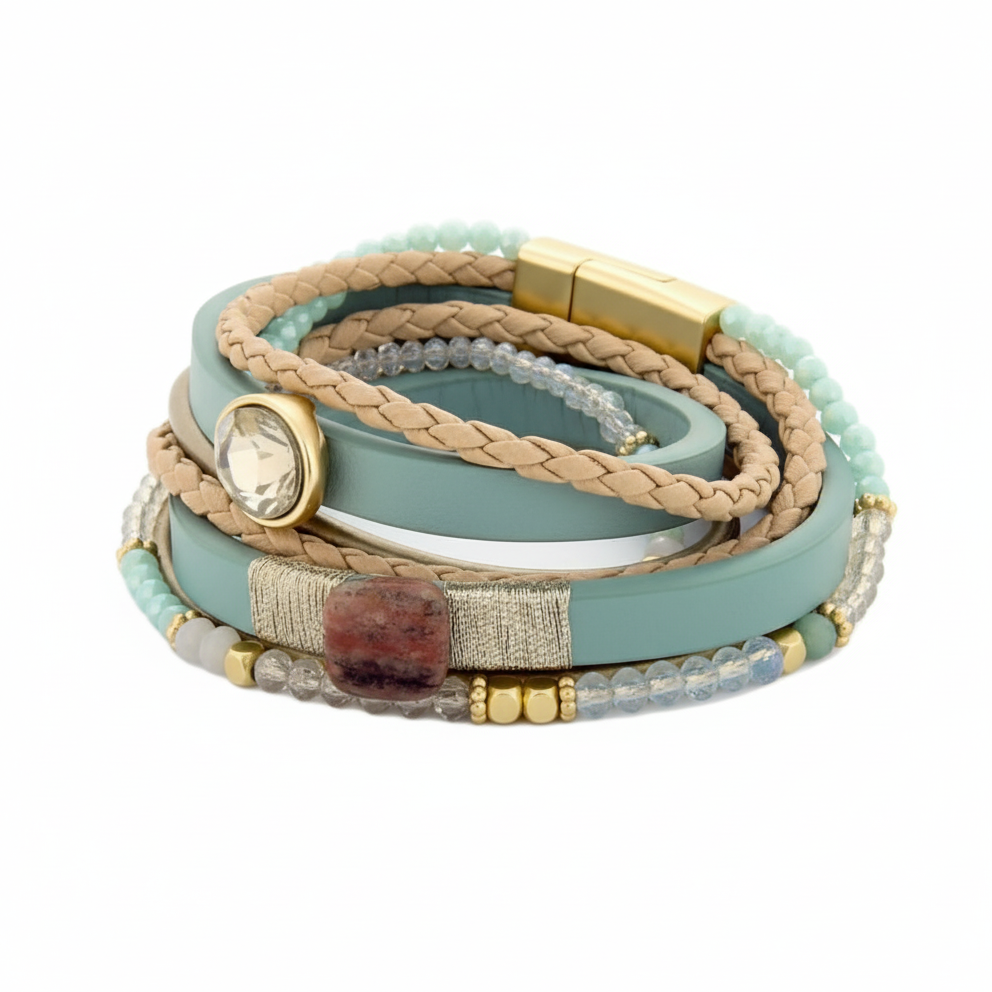 Pulseira boho multicamadas com tiras de pele azul-claro e bege, miçangas de cristal e um cristal castanho quadrado e outro re