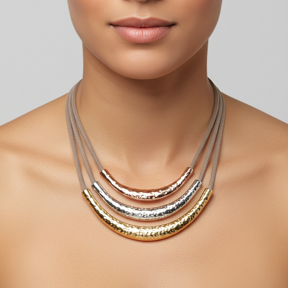 Close-up do decote de uma mulher a usar o colar choker tricolor, com barras douradas, prateadas e ouro rosa.