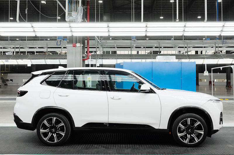 Chiếc xe Lux SA2.0 vừa hoàn thiện có hình thức chuẩn đẹp như mẫu thiết kế và khả năng hoạt động mạnh mẽ. Xe được trang bị động cơ DOHC 2.0L 4 xi-lanh tăng áp, công suất tối đa 228 mã lực, mô-men xoắn cực đại 350 Nm. Hộp số trên xe là loại ZF tự động 8 cấp, hệ dẫn động hai cầu toàn thời gian cùng những tính năng an toàn hàng đầu như phanh đĩa tản nhiệt phía trước, phanh đĩa đặc phía sau, hệ thống ABS, EBD, BA, hệ thống cân bằng điện tử ESC, TCS, HSA, ROM, cảm biến hỗ trợ đỗ xe… Việc sản xuất thử nghiệm thành công chiếc xe Lux SA2.0 đầu tiên là bước ngoặt quan trọng, khẳng định VinFast đã cơ bản hoàn tất việc lắp đặt nhà máy và sẵn sàng vận hành thử nghiệm trước khi đi vào sản xuất hàng loạt.