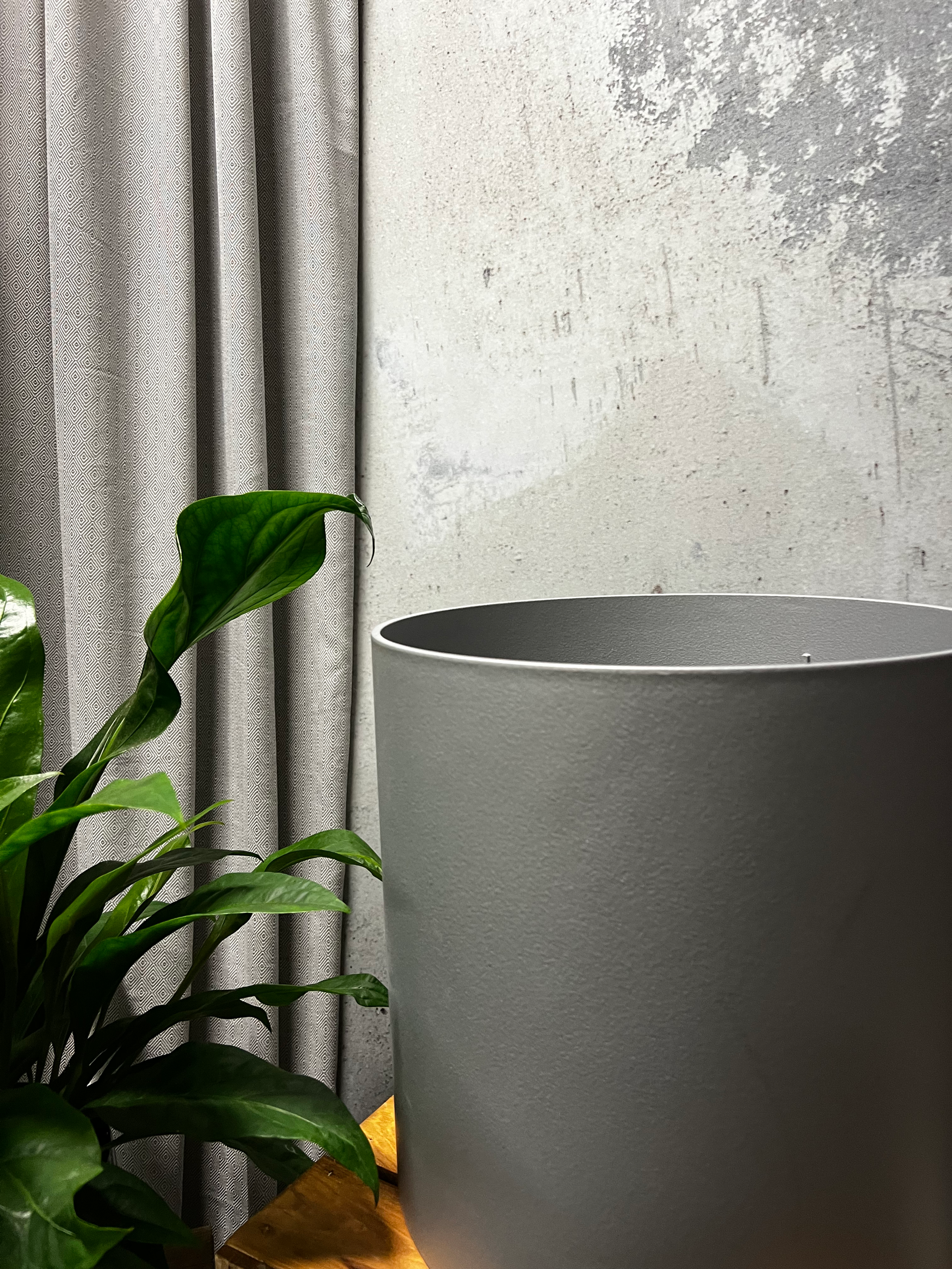 Gaiši pelēks puķu pods