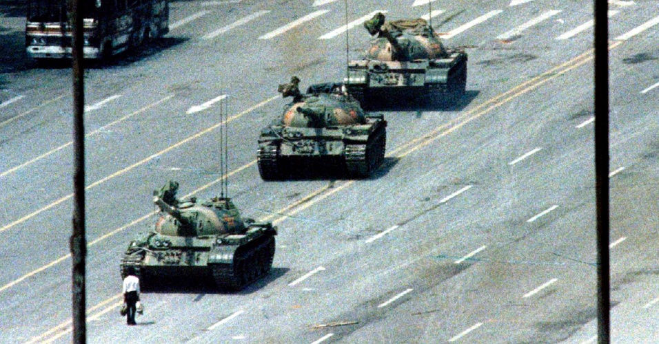 Civil chinês impede avanço de tanques