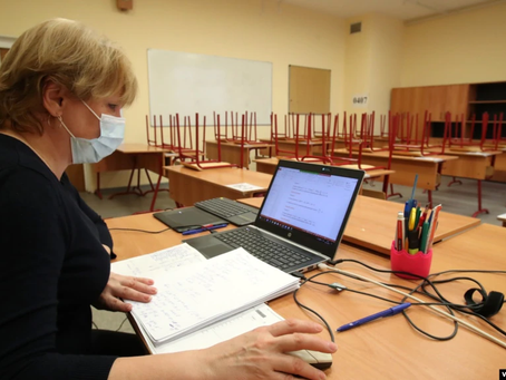 Невакцинованих учителів і чиновників від сьогодні відсторонятимуть від роботи