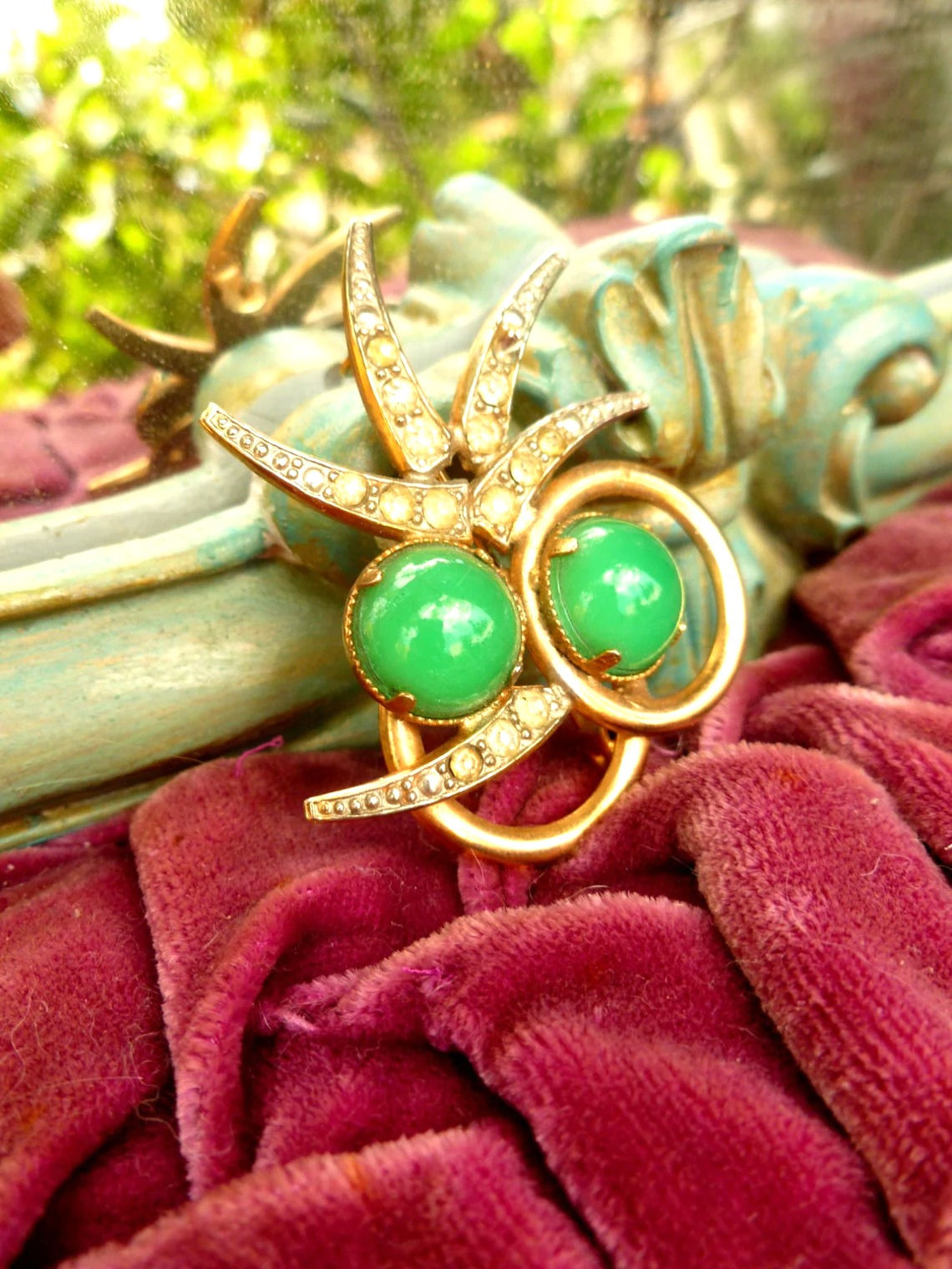 Green Stones & Golden 50's Brooch. Rhinestone Brooch. Vintage Brooch