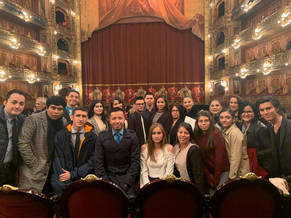 Delegación en el Teatro Colón
