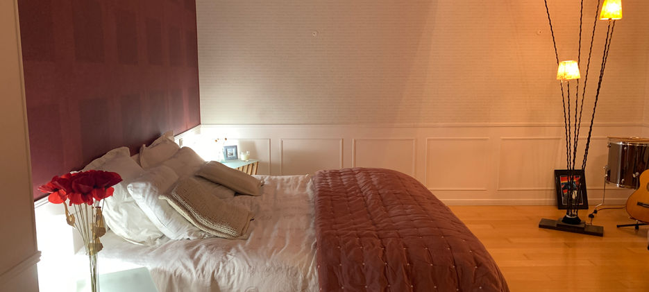 chambre, papier peint, Haussmann, luminaire, création, mezzanine, escalier, bouts, édredon, lit xxl, lit king size, parquet, lumière, agencement, volume