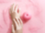 Mani e mela rosa
