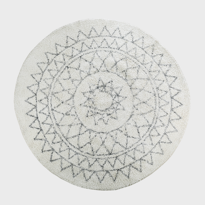 Round rug with geometric pattern