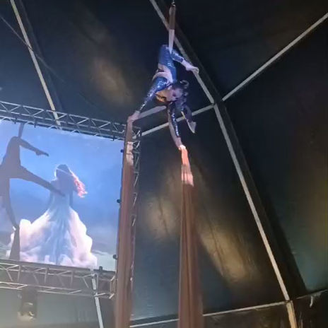 Juliette maak ’n grap van gravitasie