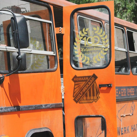 Die wiele van die bus gaan om en om