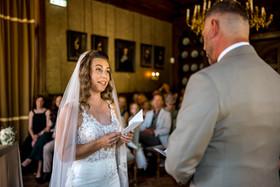 ceremoniefoto bij borg Nienoord in leek. geloften uitspreken