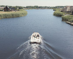 dronefoto van een bootje met bruidspaar