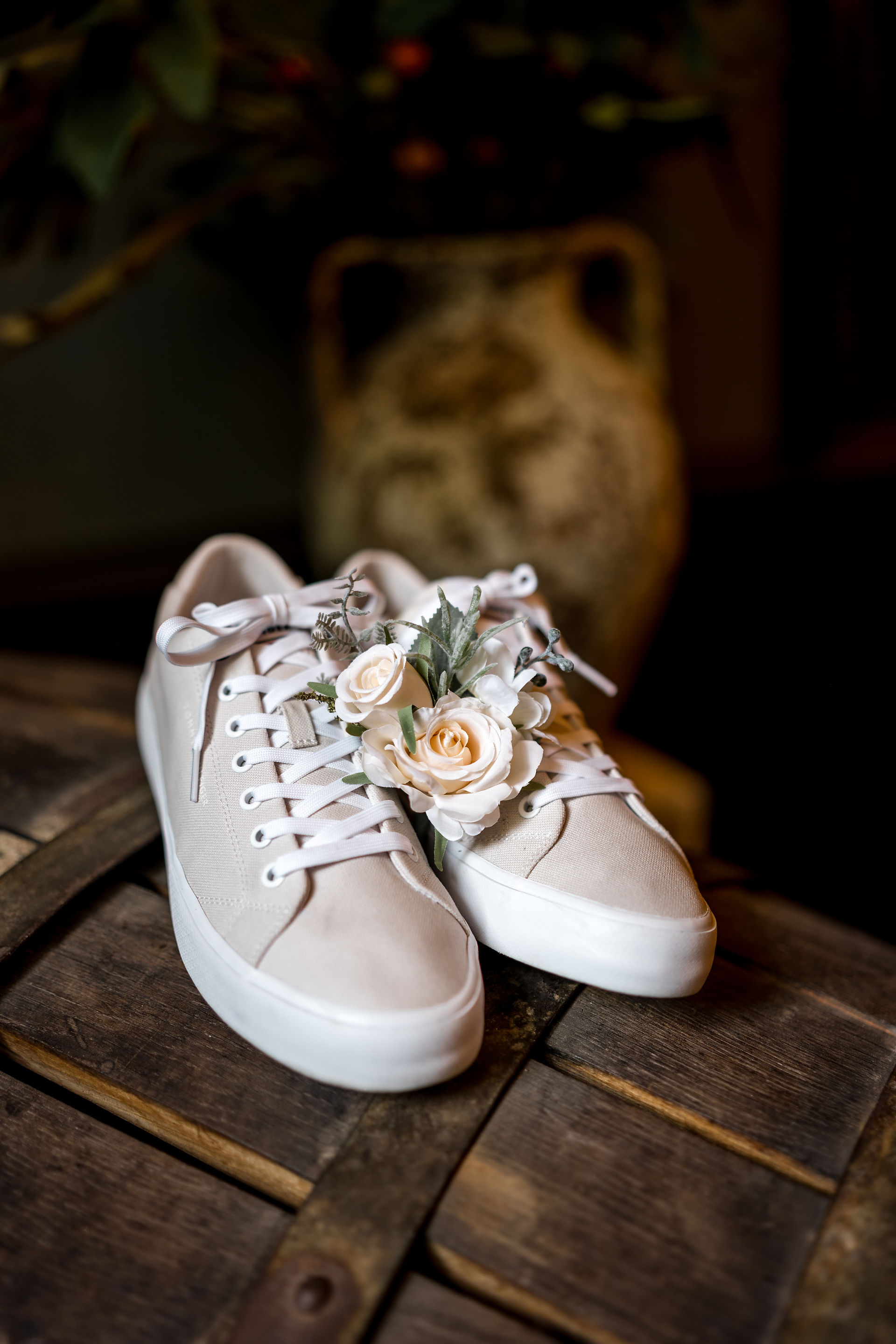 trouwschoenen en bloem op een vat