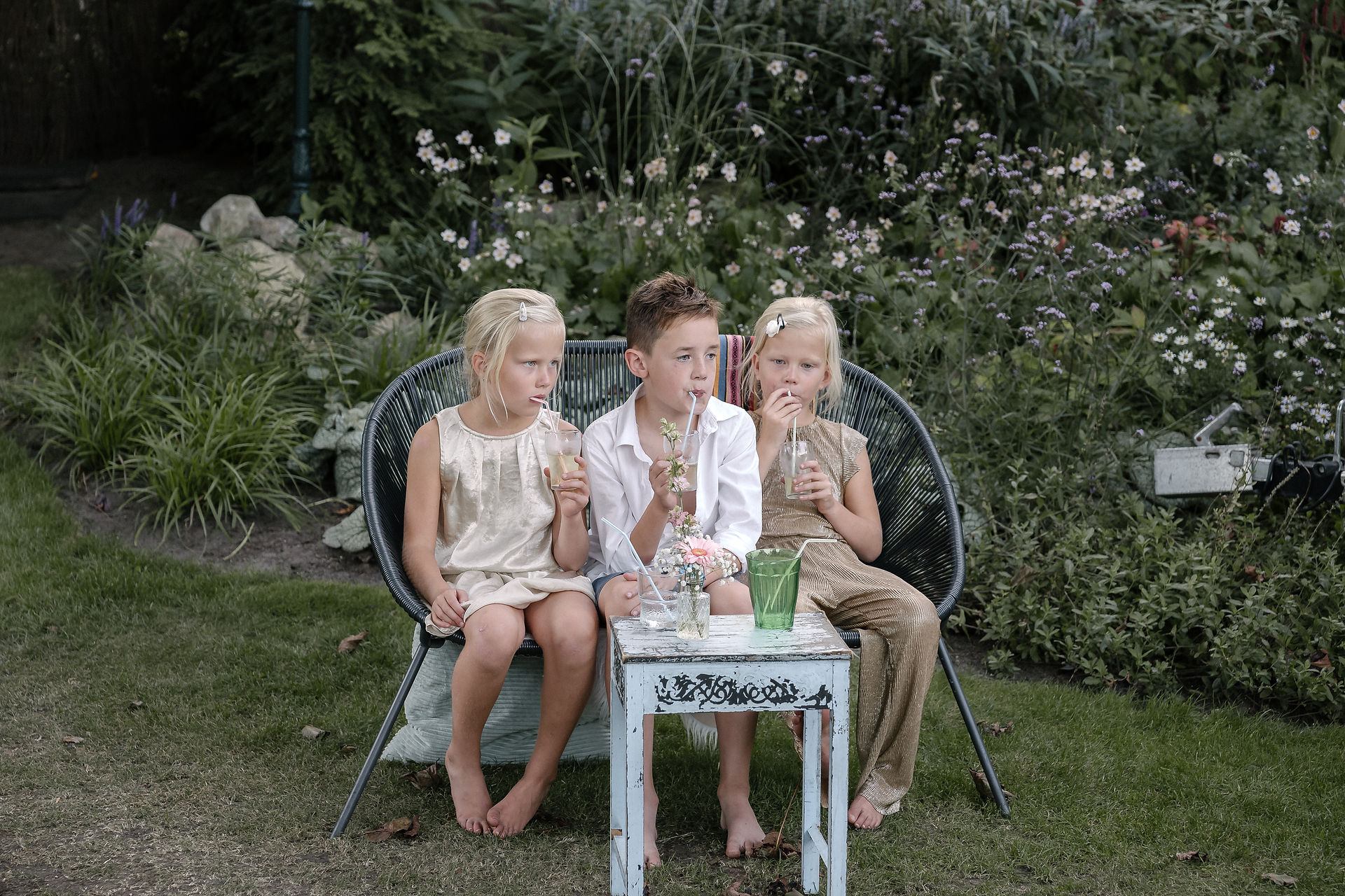 kinderen op een bankje