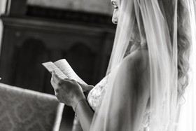 ceremoniefoto bij borg Nienoord in leek, close up van het geloftenboekje