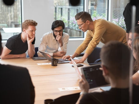 Echange en équipe autour de cas d'usage IA responsable en entreprise