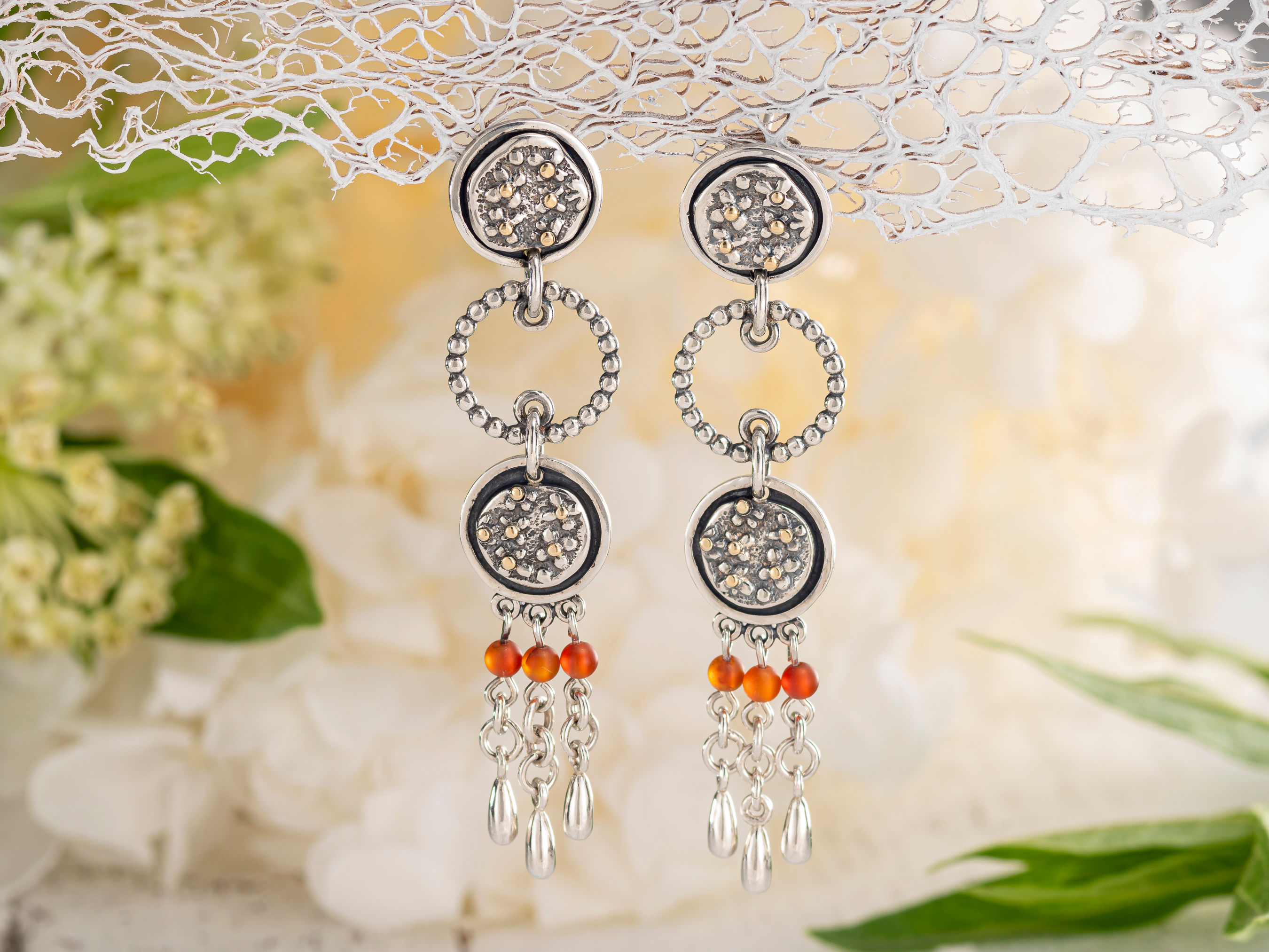 עגילי שנדלייר ארוכים עם נוכחות מרשימה עשויים מכסף 925 זהב וחרוזי קורניאול עגולים