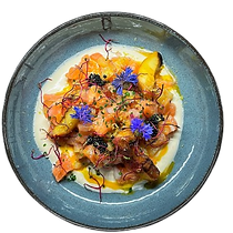 Tartare de saumon au vinaigre de mandarine de Jeju et pêche rôties à l’huile d’olive