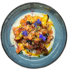 Tartare de saumon au vinaigre de mandarine de Jeju et pêche rôties à l’huile d’olive
