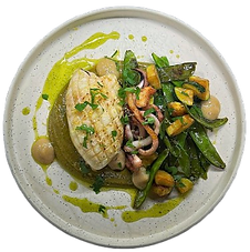 Seiche snackée, crème de courgettes charbonnées, légumes croquants