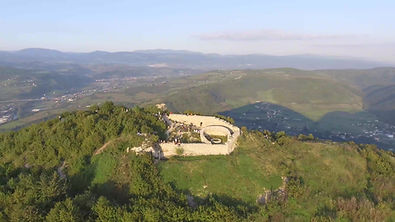 Parte superior de la pirámide del sol. Visoko. Bosnia. Viaje espiritual Maha Metta y Geoviva