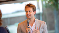 Vincent Karremans spreekt met een microfoon, archieffoto van 15 augustus 2024.