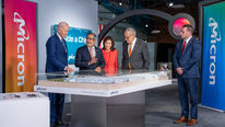 Sanjay Mehrotra geeft Joe Biden uitleg bij een Micronmaquette in Syracuse op 25 april 2024