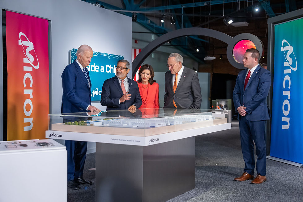 Sanjay Mehrotra geeft Joe Biden uitleg bij een Micronmaquette in Syracuse op 25 april 2024
