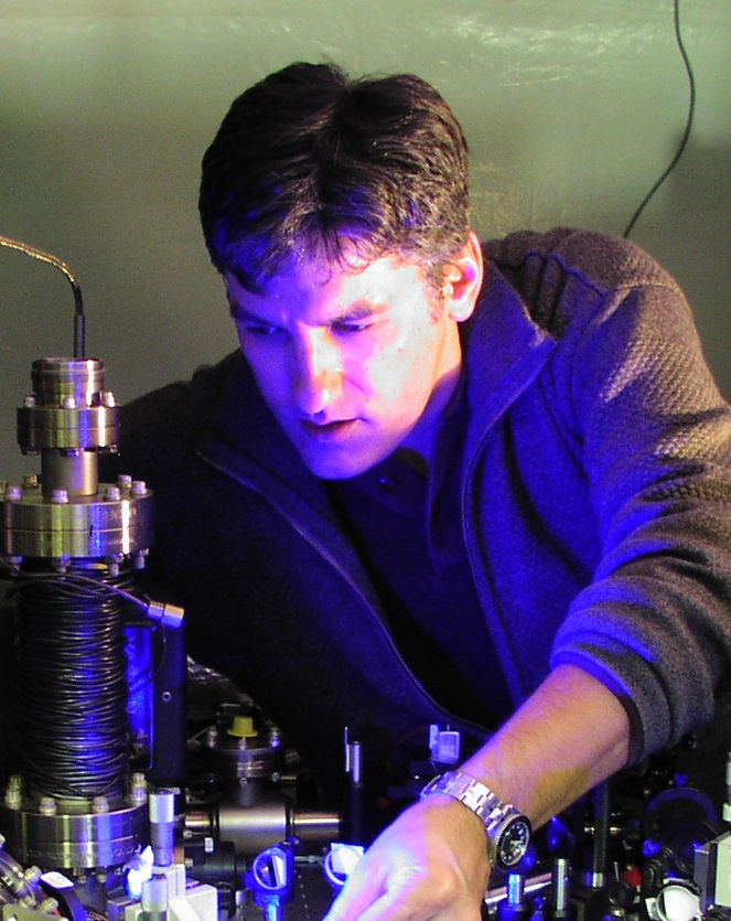 IonQ-medeoprichter Christopher Monroe in een laboratorium, archieffoto uit 2008