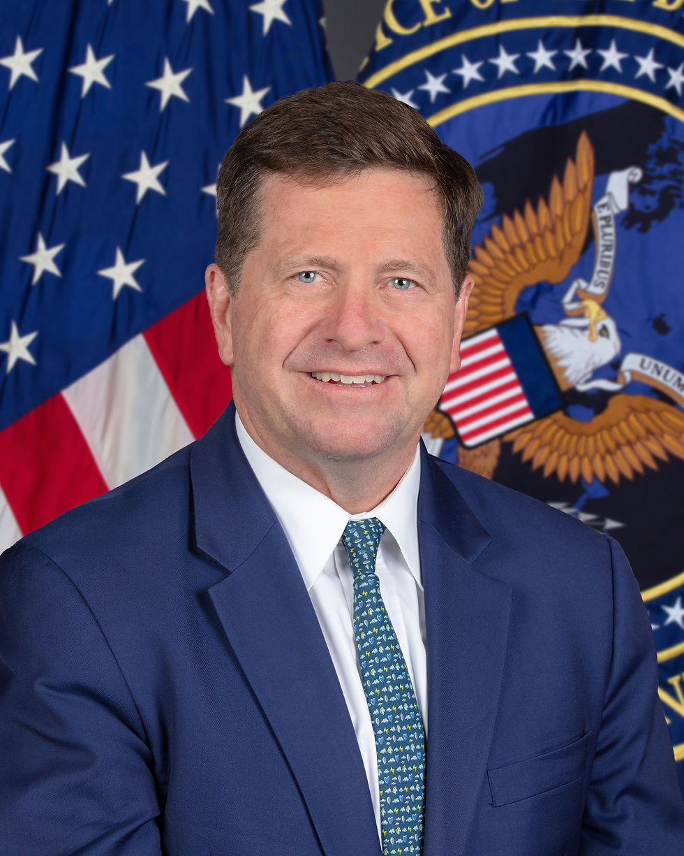 Jay Clayton. Officieel portret ODNI, augustus 2026; archiefpublicatie 7 augustus 2026. Publiek domein. https://commons.wikimedia.org/wiki/File:Official_portrait_of_Jay_Clayton_(2026).jpg