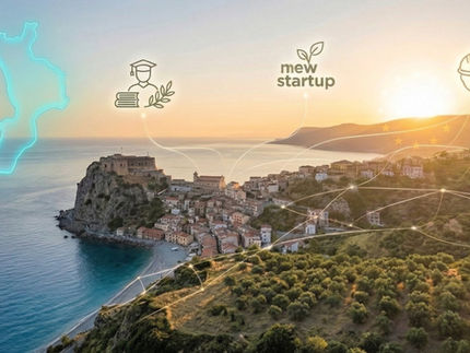 Panorama costiero di Scilla in Calabria con icone grafiche che illustrano i bandi e i fondi europei 2026 attivi.