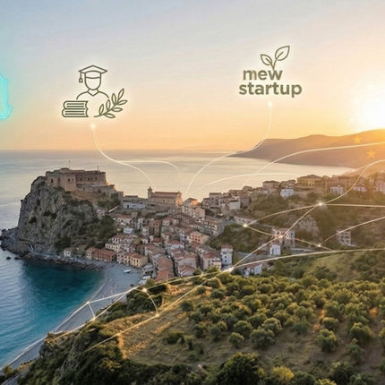 Panorama costiero di Scilla in Calabria con icone grafiche che illustrano i bandi e i fondi europei 2026 attivi.