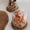 Miniature : cloche en fleurs séchées et stabilisées avec petite rose dans les tons rose et orange