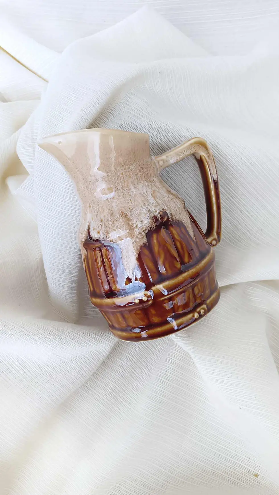 Miniature : Pichet vernis et monnaie du pape
