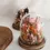 Miniature : cloche en fleurs séchées et stabilisées avec petite rose dans les tons rose et orange