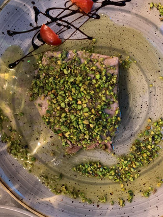 Tuna filet with fresh pistachios