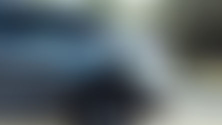 Unabhängiger Kfz-Gutachter prüft Hybridfahrzeug mit sichtbaren Hochvoltleitungen nach Unfall in Halle, Leipzig und Umgebung