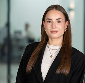 Eine Person auf einem Bürostuhl mit VR Brille