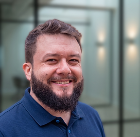 Eine Person auf einem Bürostuhl mit VR Brille