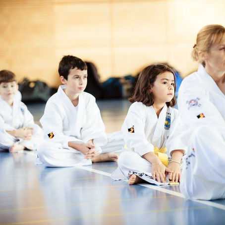 Taekwon-Do-Schüler, Kinder und Erwachsene lernen gemeinsam.