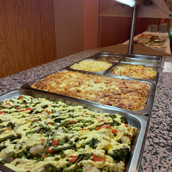 Warmes Buffet mit vielfältigen Speisen auf einer Hochzeitsfeier