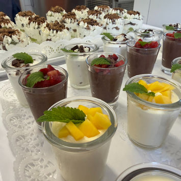 Modernes Hochzeitscatering mit Buffet und Dessertstation