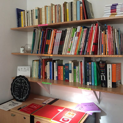 Libros de gramática, lingüística, metodología, actividades, materiales complementarios y manuales para diferentes niveles. 