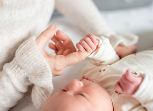 Foto van een baby tijdens een newborn fotoshoot door een newborn fotograaf uit dordrecht die aan huis komt voor lifestyle fotografie van pasgeboren baby's.