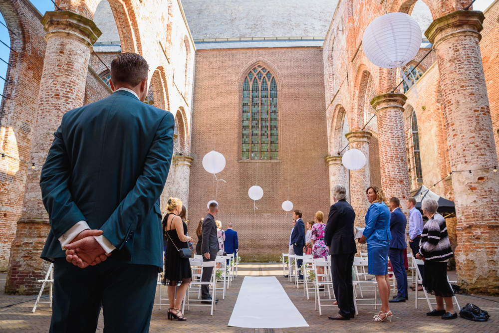 Trouwen bij de oude kerk ruïne in Dongen