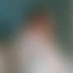 Moeder laat baby boeren na het flesje in de babykamer. 