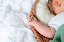 Detail foto tijdens een newborn fotoshoot in Breda. Lichte newborn fotografie.