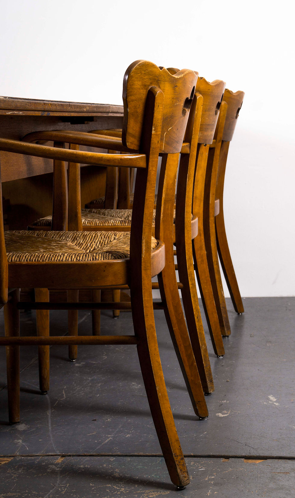 KITCHEN & DINING TABLE