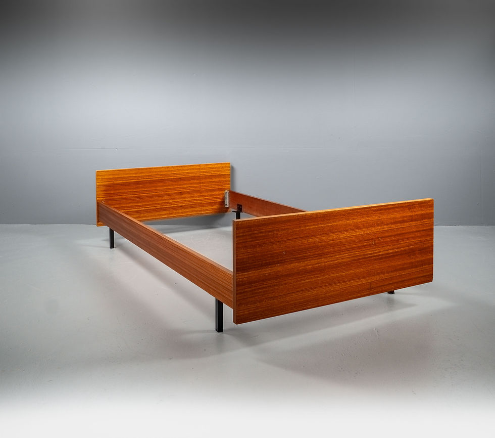 Thumbnail: WOOD DAYBED MODEL 183 FROM THE 1940S IN BAUHAUS DESIGN